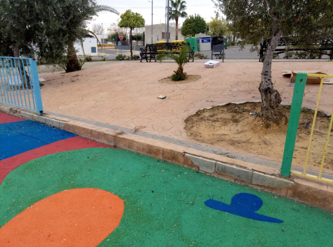 Vecinos de la calle Guirnalda de Arahal denuncian destrozos en un parque infantil