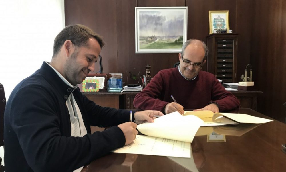 El diseñador Alfonso Pereira cede una copia de su archivo fotográfico de Arahal al Ayuntamiento