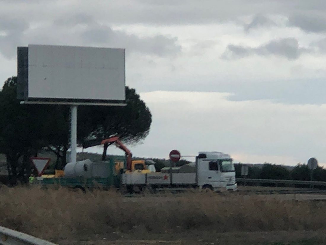 Cortado un tramo de la A-92 más de dos horas por el vuelco de la carga de un camión