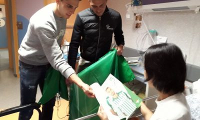 Jugadores del Betis visitan el área de Pediatría de Valme en los días previos a la Navidad