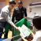 Jugadores del Betis visitan el área de Pediatría de Valme en los días previos a la Navidad