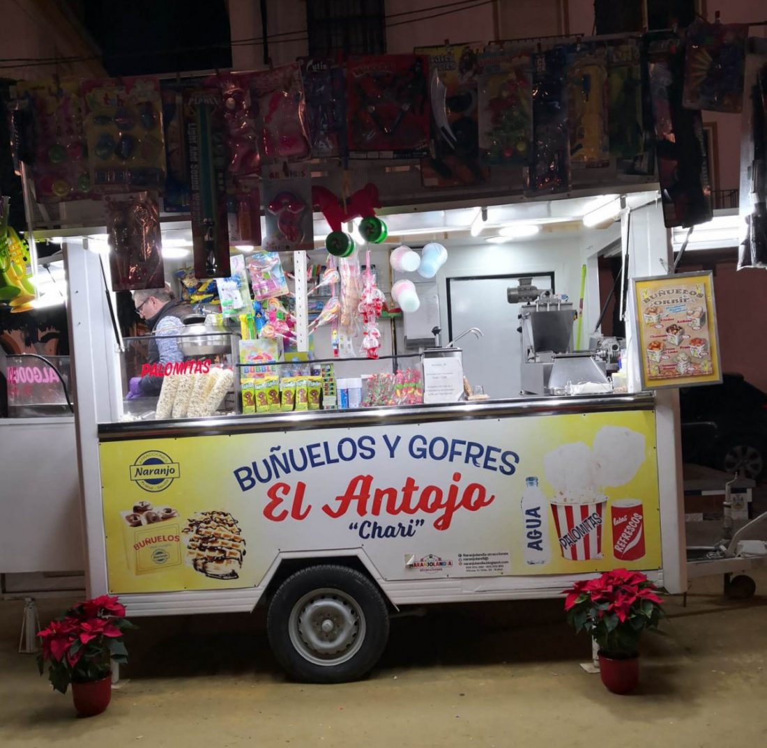 Roban en el puesto de buñuelos situado en la céntrica Plaza de la Corredera de Arahal