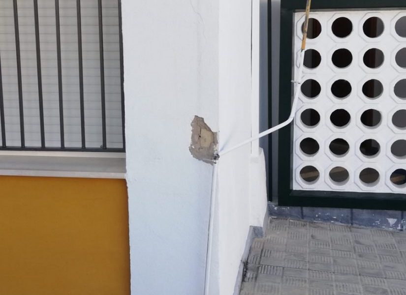 Causan daños en un bloque de la Barriada de la Paz de Arahal al intentar arrancar un cable de telefonía