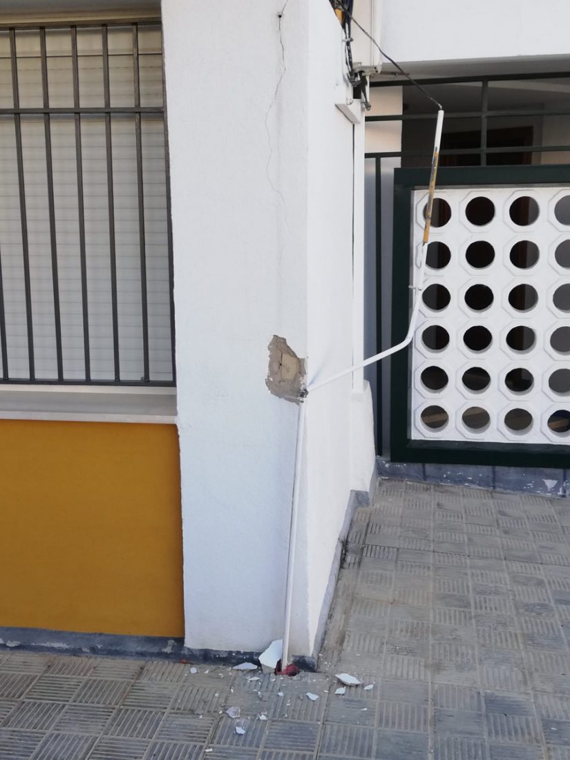 Causan daños en un bloque de la Barriada de la Paz de Arahal al intentar arrancar un cable de telefonía