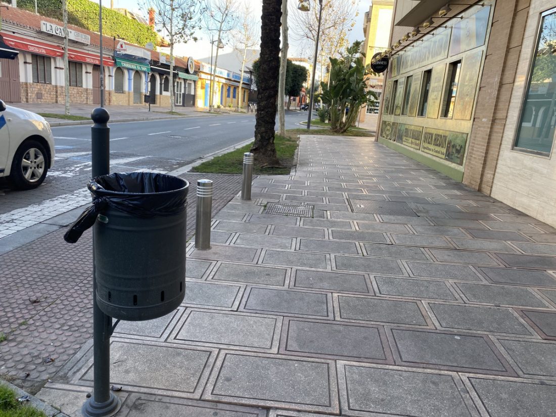 Alcalá instala 150 papeleras y 25 bancos en distintas calles y parques