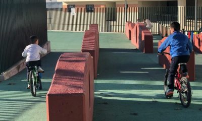 Familias usuarias de un parque infantil de Arahal denuncian el peligro de cinco muros de hormigón ubicados en las instalaciones