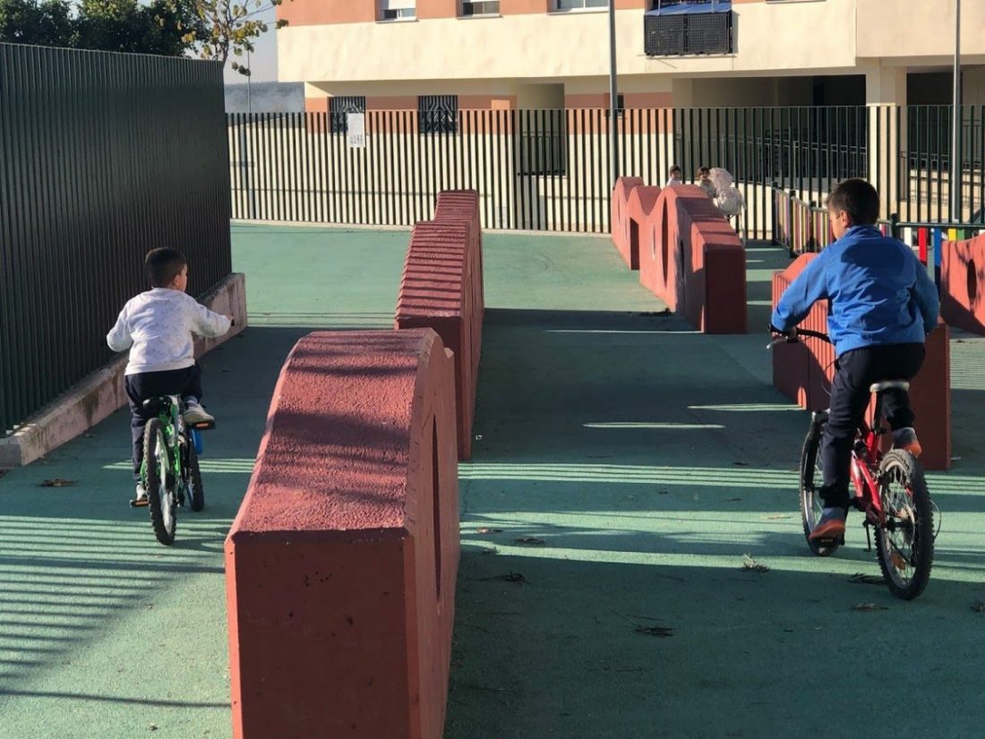 Familias usuarias de un parque infantil de Arahal denuncian el peligro de cinco muros de hormigón ubicados en las instalaciones