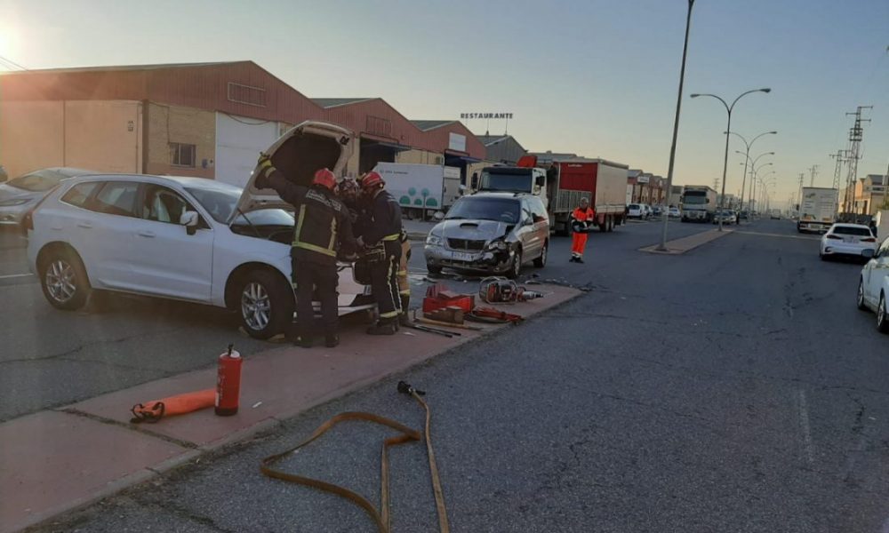 Dos heridos en un accidente de tráfico en el polígono La Red de Alcalá de Guadaíra