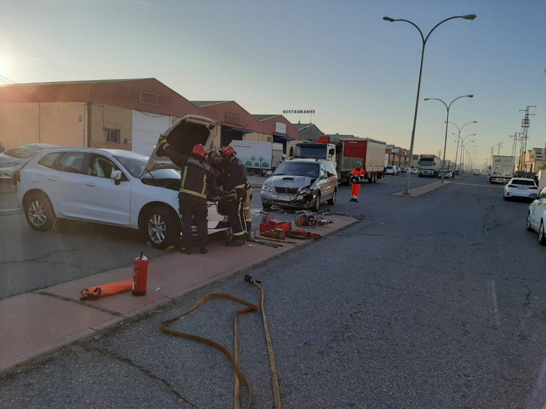 Dos heridos en un accidente de tráfico en el polígono La Red de Alcalá de Guadaíra