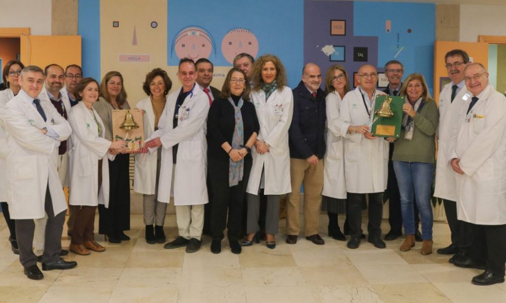 El Virgen del Rocío instala la campana de la esperanza para los enfermos de cáncer