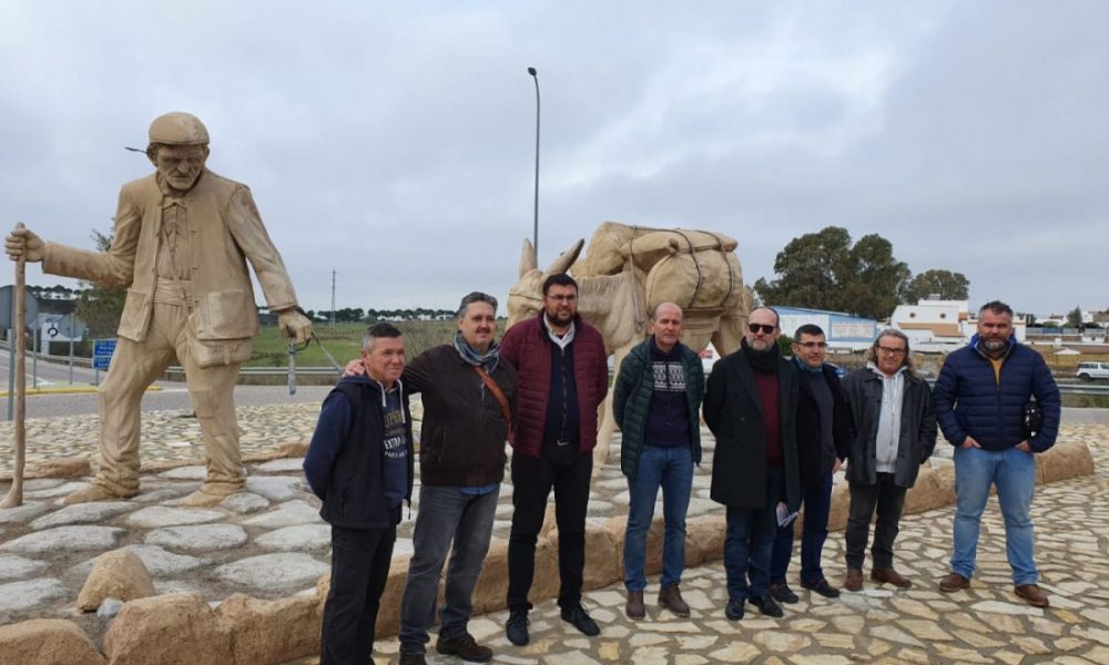 Las Pajanosas embellece su entrada con un homenaje a los arrieros