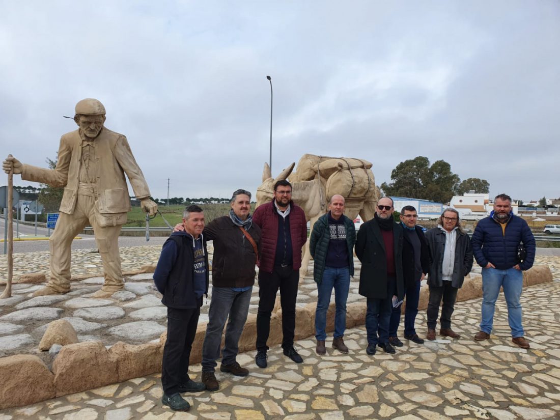 Las Pajanosas embellece su entrada con un homenaje a los arrieros