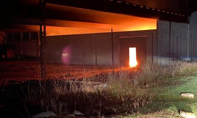 Incendio de madrugada en una fábrica de madera abandonada en Arahal