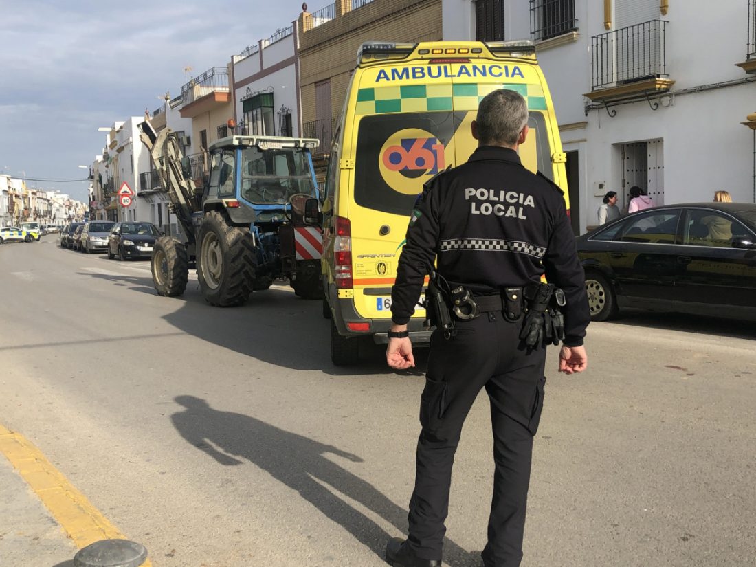 Un tractor atropella a un anciano en Arahal, que resulta herido grave