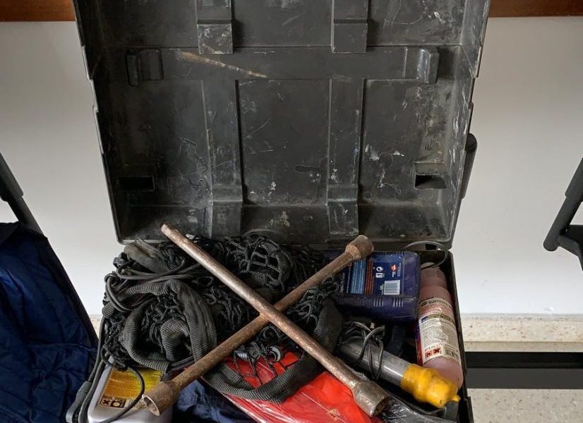 La Policía Local de Arahal recupera de un contenedor una caja de herramientas robada 