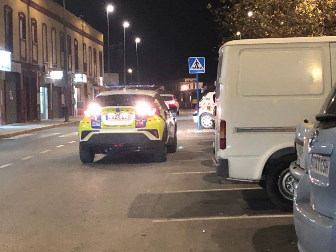 La Policía Local de Arahal localiza y ayuda a una anciana que deambulada por la calle de madrugada