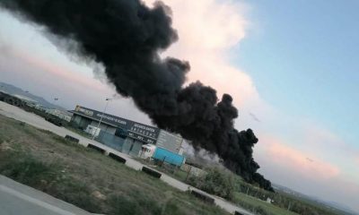 Una incendio en una fábrica de Puente Genil llena de humo negro la localidad de Herrer