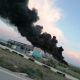 Una incendio en una fábrica de Puente Genil llena de humo negro la localidad de Herrer