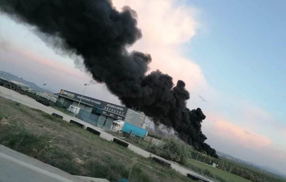 Una incendio en una fábrica de Puente Genil llena de humo negro la localidad de Herrer