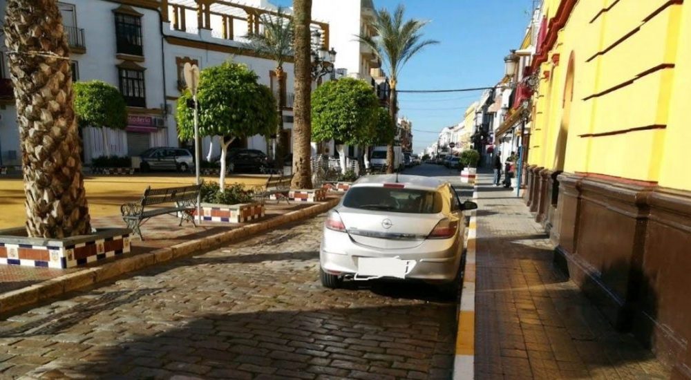 Sancionados dos jóvenes en Arahal que estaban sentados en un banco de la Plaza de la Corredera
