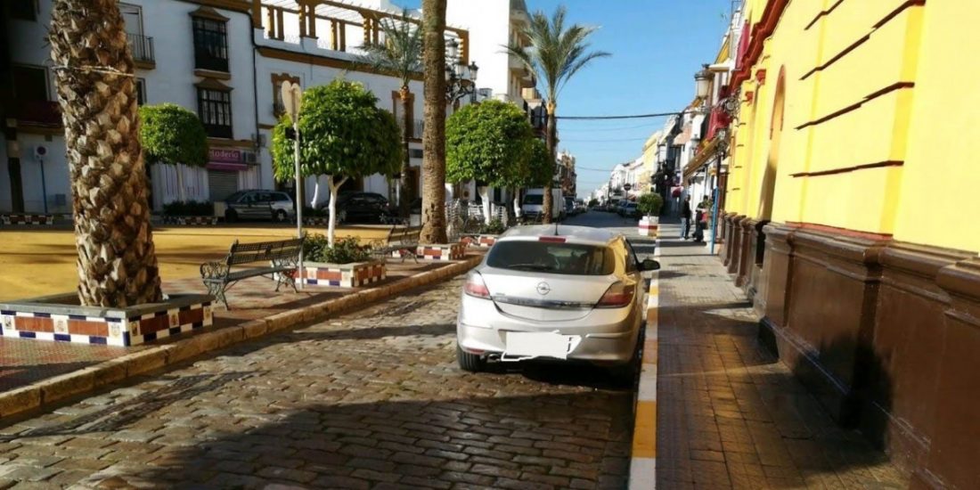 Sancionados dos jóvenes en Arahal que estaban sentados en un banco de la Plaza de la Corredera