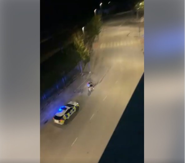 Dos jóvenes huyen en moto de la policía en Arahal saltándose la orden de confinamiento