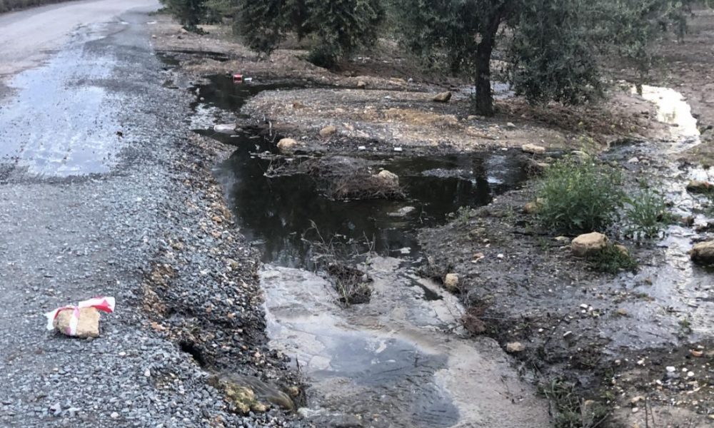 Se rompe accidentalmente una tubería de residuos de aceitunas de la balsa de Arahal