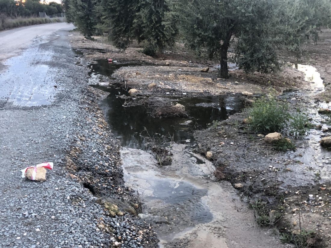 Se rompe accidentalmente una tubería de residuos de aceitunas de la balsa de Arahal