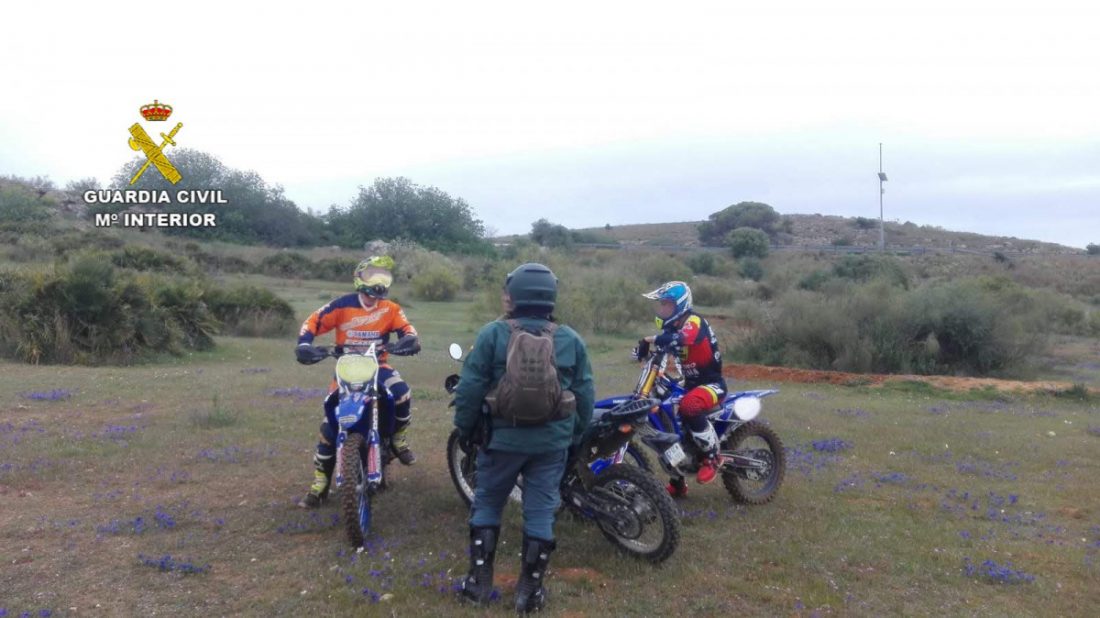 La Guardia Civil sorprende a tres personas practicando motocross en terreno de caza