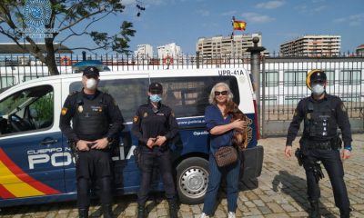 Un ciudadano salva la vida de un perro que cayó al río Guadalquivir de un Policía Nacional