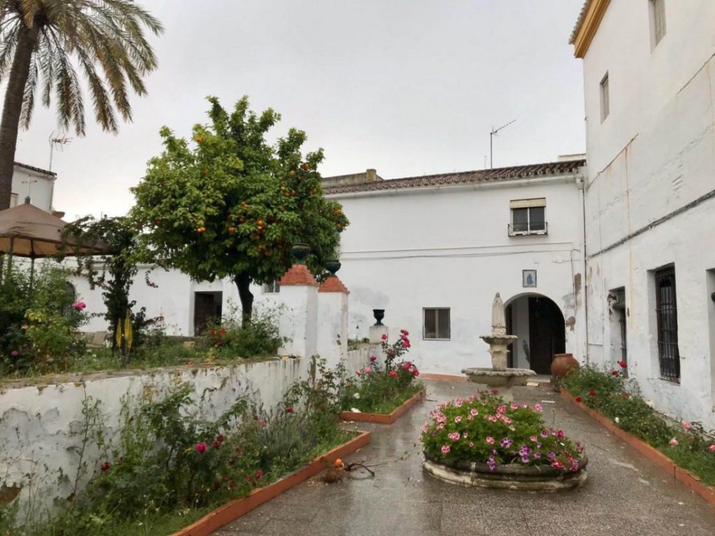 Dos familias argelinas, acogidas en el convento de Arahal tras llegar en patera a España