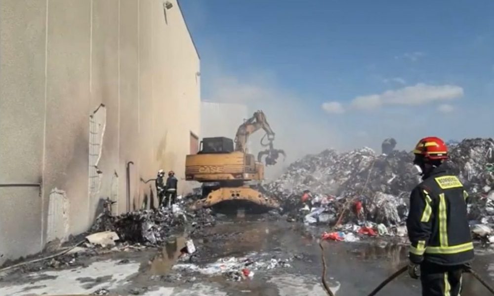 Efectivos de tres parques participan en la extinción de un incendio en una empresa de reciclados de Alcalá