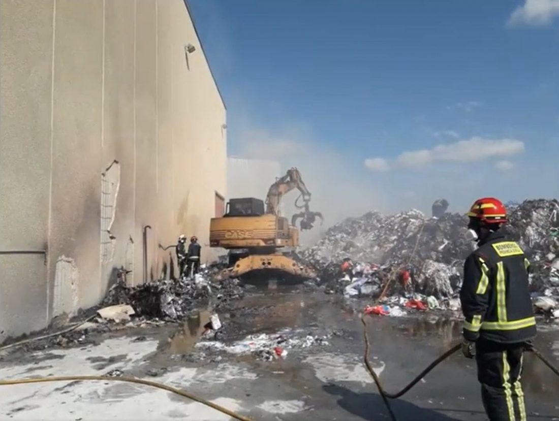 Efectivos de tres parques participan en la extinción de un incendio en una empresa de reciclados de Alcalá