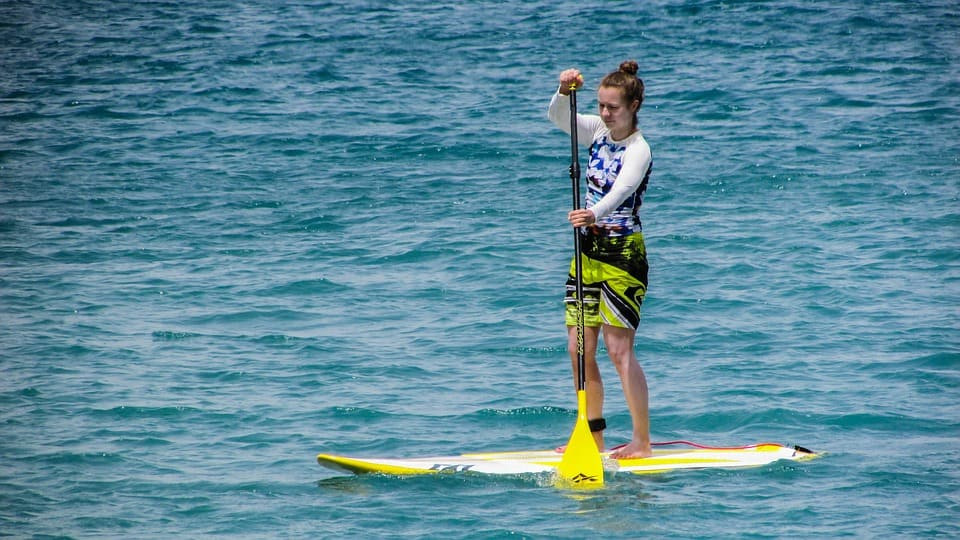 Buscan a monitores de paddle surf para trabajar en verano cobrando hasta 1.500 euros al mes