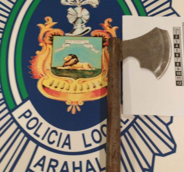 Denunciado por amenazar con un hacha a un grupo de jóvenes en un parque de Arahal