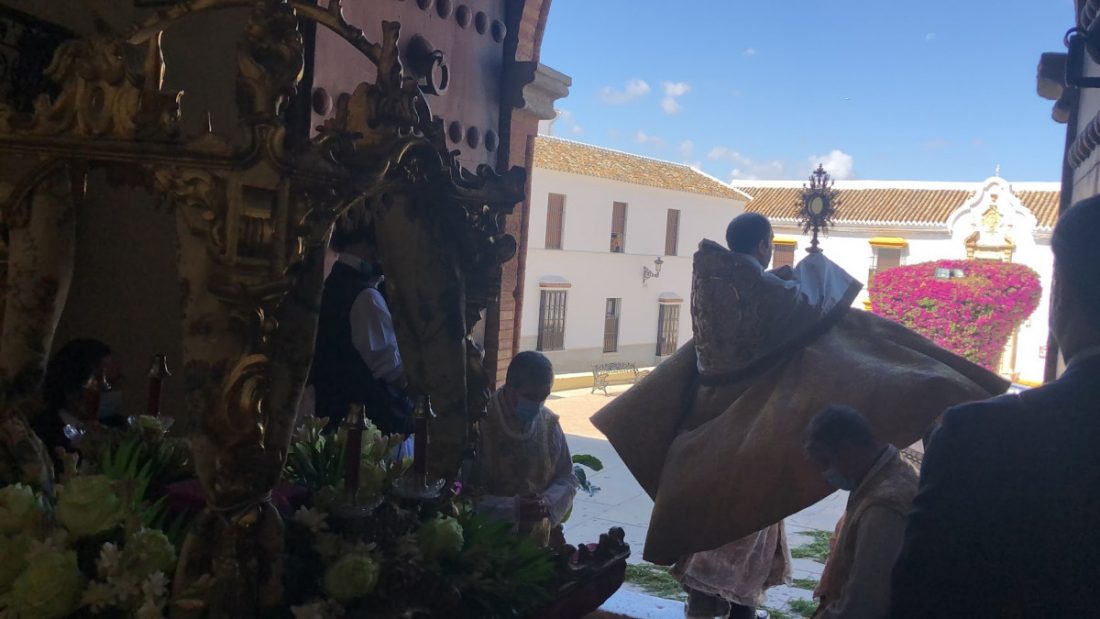 Marchena celebra su Corpus Christi sin procesiones sin adornos pero con solemnidad