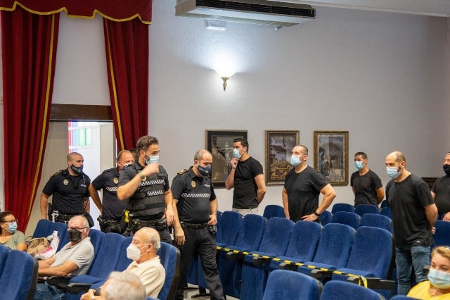 Un nuevo enfrentamiento entre la Policía Local de Marchena y la alcaldesa que obliga a desalojar el pleno [pnb]