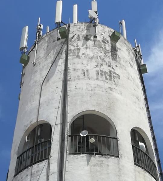 Vecinos de una barriada de Arahal denuncian ruidos en las instalaciones de telefonía ubicadas en la torre del agua