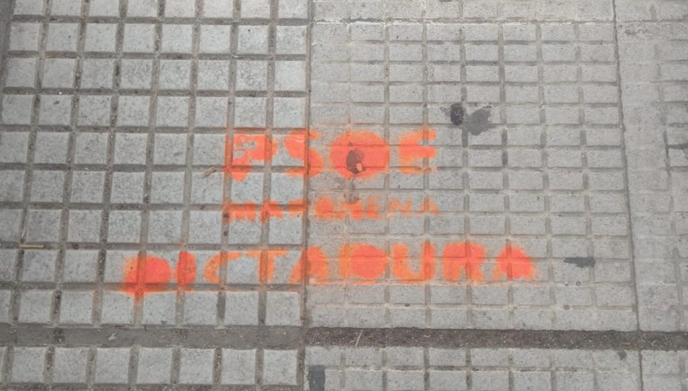 Pintadas de "PSOE dictador" en una plaza de Marchena en pleno conflicto con la Policía