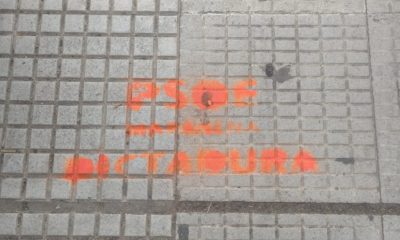 Pintadas de "PSOE dictador" en una plaza de Marchena en pleno conflicto con la Policía