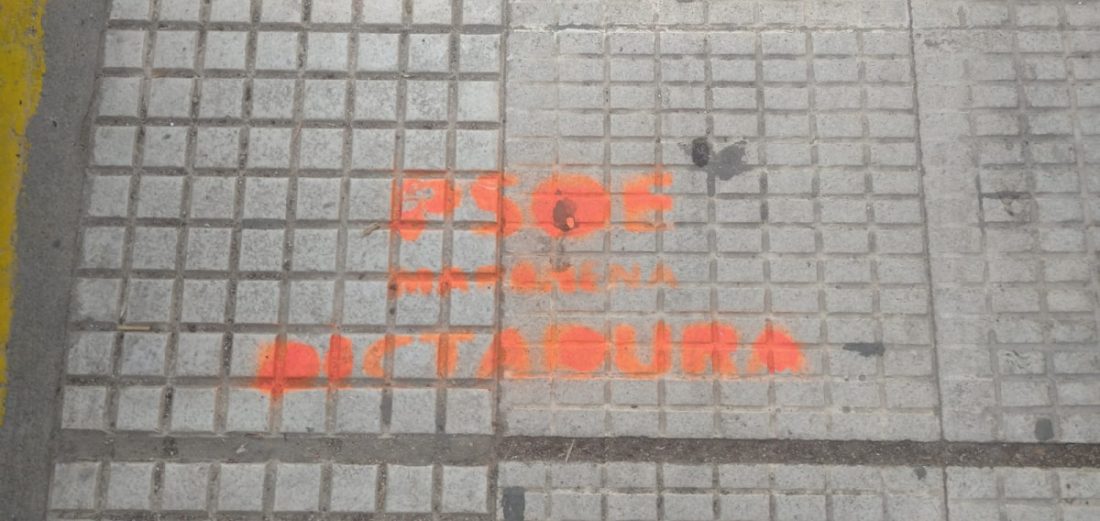 Pintadas de "PSOE dictador" en una plaza de Marchena en pleno conflicto con la Policía