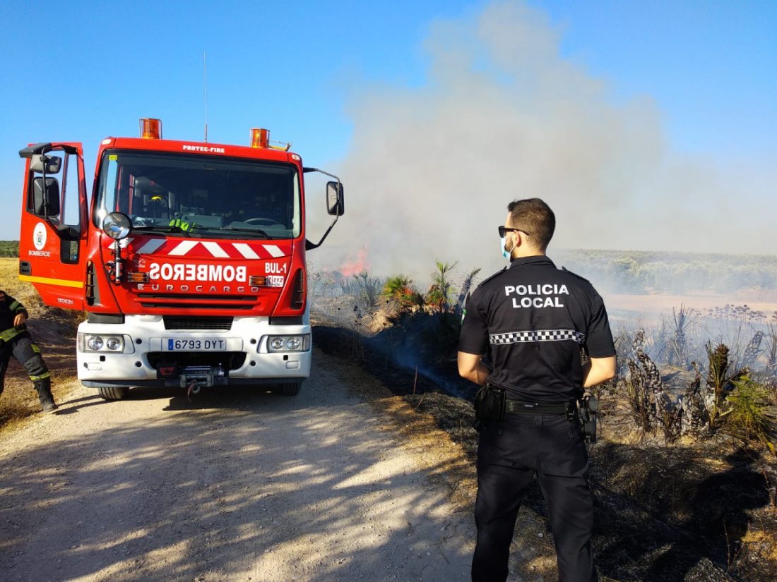 Bomberos y Policía Local de Arahal intervienen en varios incendios intencionados 