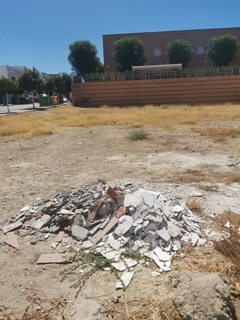 La zona trasera de la Residencia de Mayores de Arahal se convierte en un vertedero incontrolado