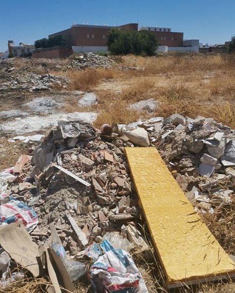 La zona trasera de la Residencia de Mayores de Arahal se convierte en un vertedero ilegal