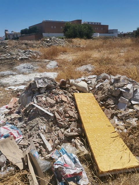 La zona trasera de la Residencia de Mayores de Arahal se convierte en un vertedero ilegal