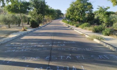 Aparecen pintadas en Paradas denunciando a una empresa por el "robo" de agua