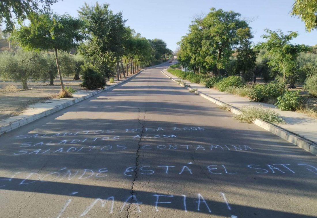 Aparecen pintadas en Paradas denunciando a una empresa por el "robo" de agua