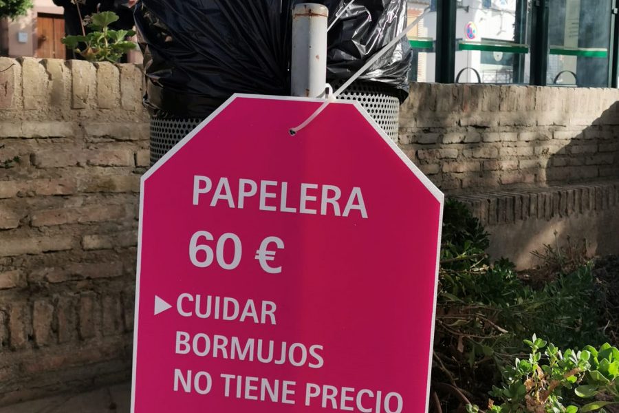 Bormujos etiqueta su mobiliario urbano para crear conciencia sobre el gasto que supone el vandalismo