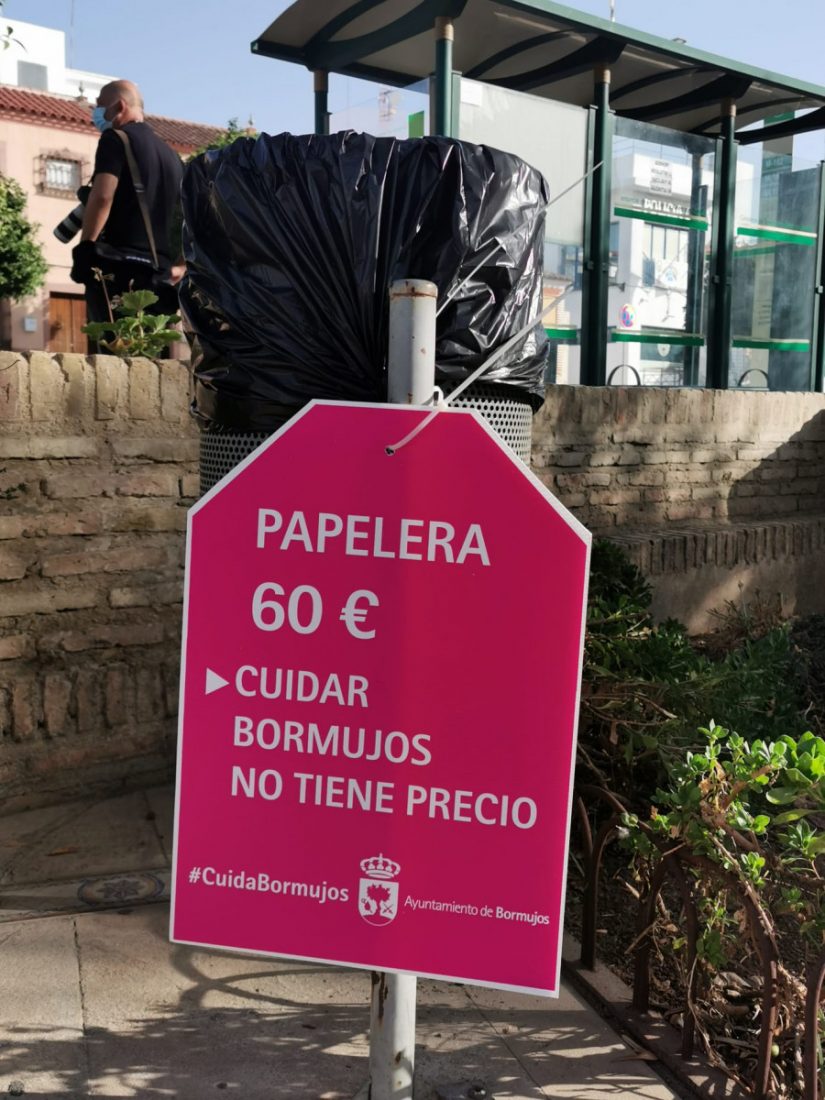 Bormujos etiqueta su mobiliario urbano para crear conciencia sobre el gasto que supone el vandalismo