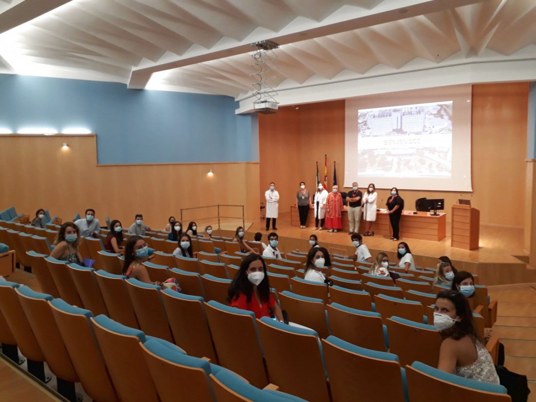 El Hospital Universitario de Valme de Sevilla ha acogido este viernes, de forma secuenciada como medida de seguridad frente al Covid-19, a la nueva promoción de Especialistas Internos Residentes (EIR) para la formación postgrado.